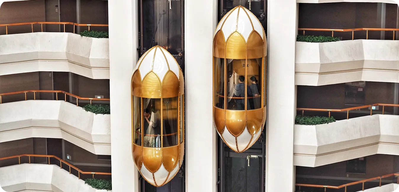 фото двух капсульных лифтов